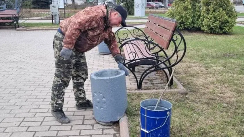 В Иванове приводят в порядок скамейки и урны