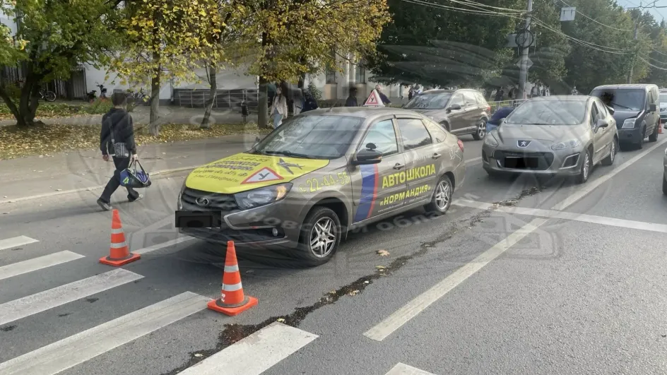 В центре Иванова произошла авария с участием учебного автомобиля