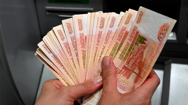 Россияне сорят деньгами: Где они их берут?