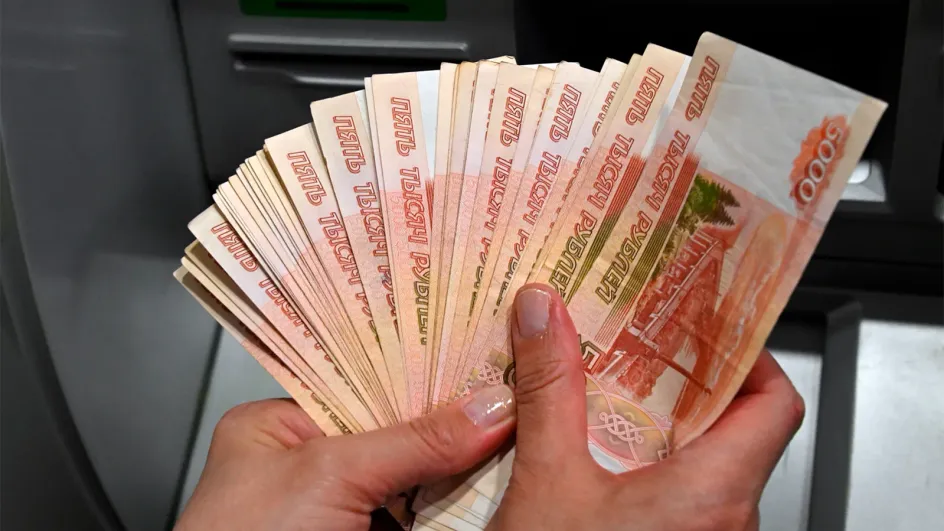 Стало известно, сколько денег россияне потратили в декабре