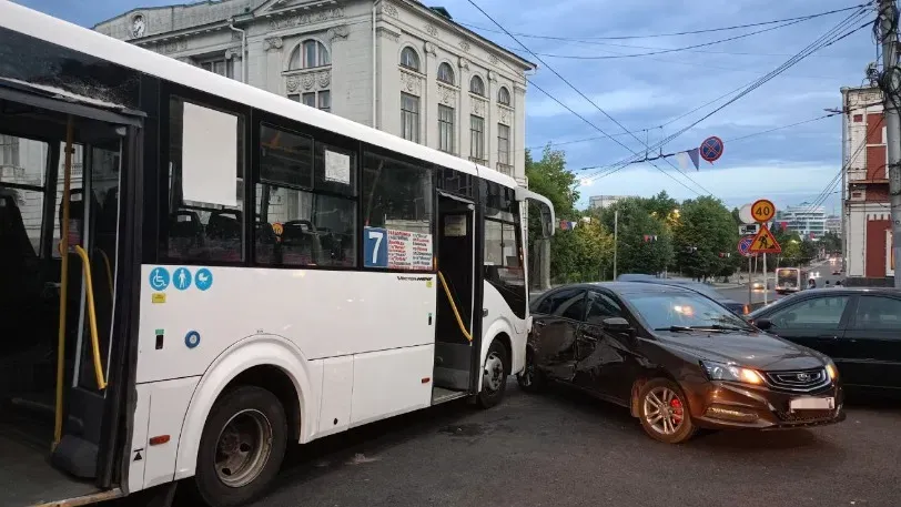 В Иванове при столкновении с иномаркой пострадали девять пассажиров автобуса