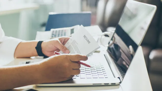 Искать работу, не увольняясь: Плюсы и минусы