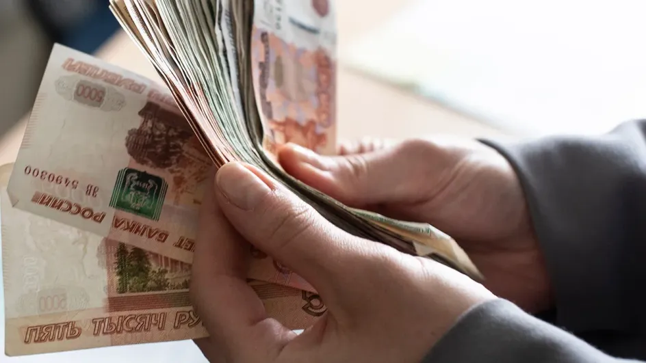 Средняя зарплата в стране приблизилась к 100 тысячам рублей