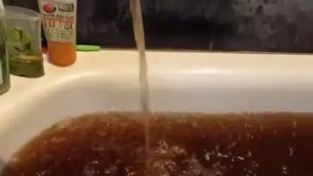 Грязной вода в квартирах ивановцев заинтересовалась прокуратура
