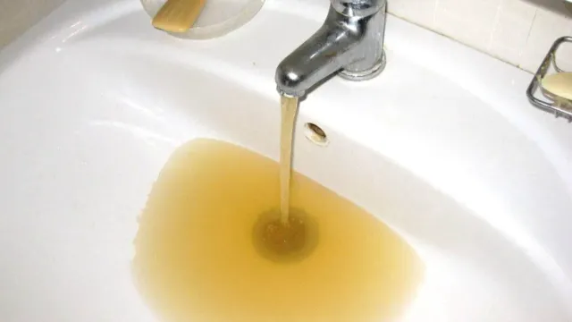 Жители Иванова жалуются на желтую воду