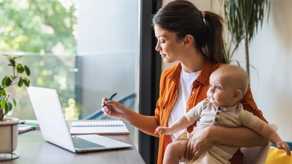 Стало известно, сколько зарабатывают самозанятые женщины в декрете