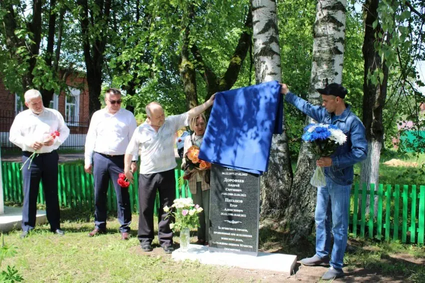 В Лежневском районе открыли памятную плиту в честь погибших участников СВО