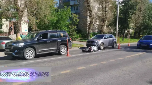 В Иванове парень на мотоцикле изувечил себя и две иномарки