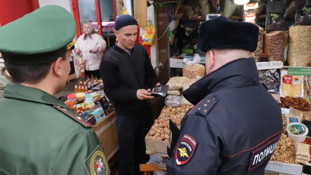 На Центральном рынке в Иванове за утро на воинский учет поставили 10 мигрантов