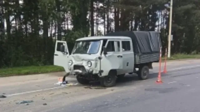 Под Ивановом «УАЗ» врезался в стоящую иномарку, пострадали двое
