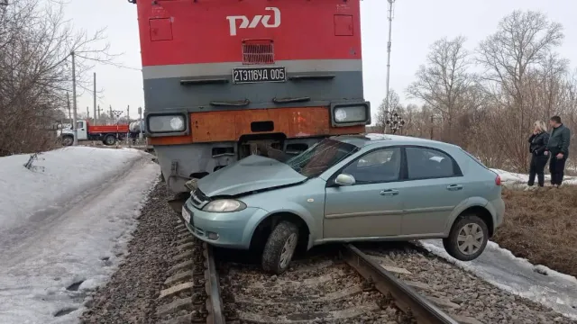 В Ивановской области грузовой поезд протаранил автомобиль