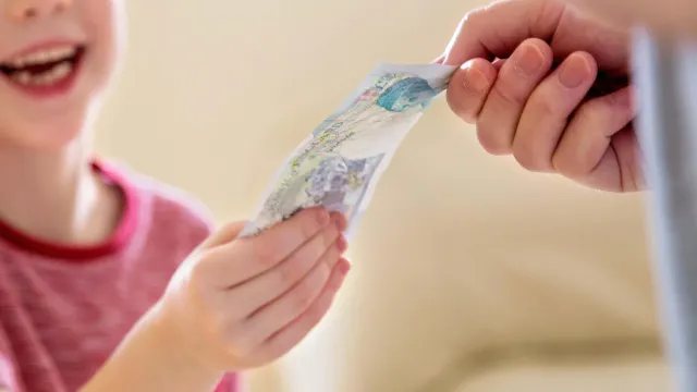 Россияне устали: Содержат детей до старости!