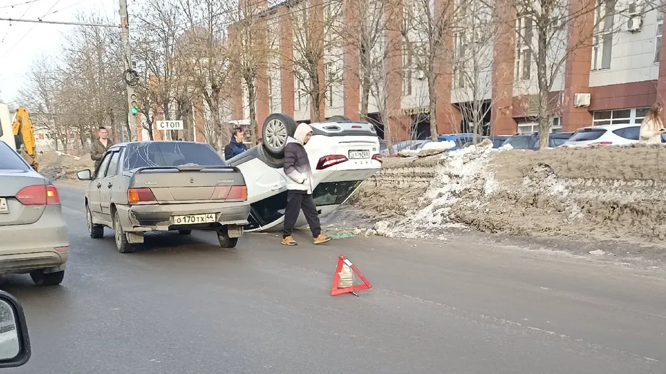 На проспекте Строителей в Иванове перевернулся автомобиль