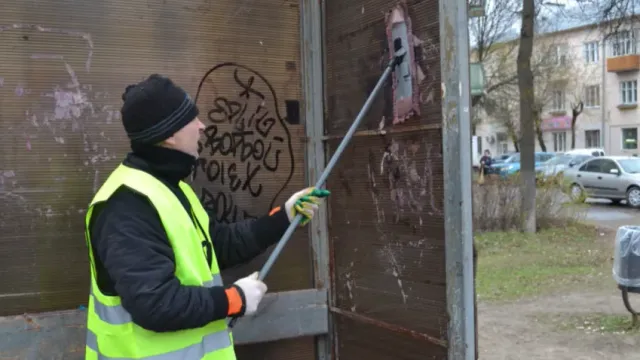 В Иванове стартовала весенняя уборка остановок транспорта