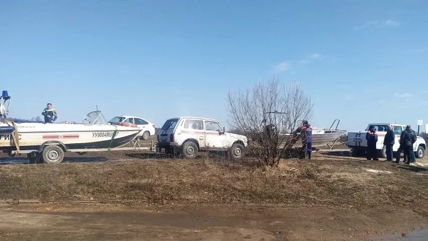 В Южском районе сотрудники МЧС готовят перевозку оторвавшихся понтонов наплавного моста