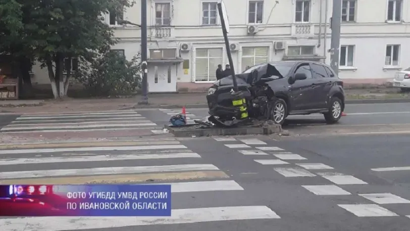 В Кохме пострадал врезавшийся в островок безопасности водитель Mitsubishi