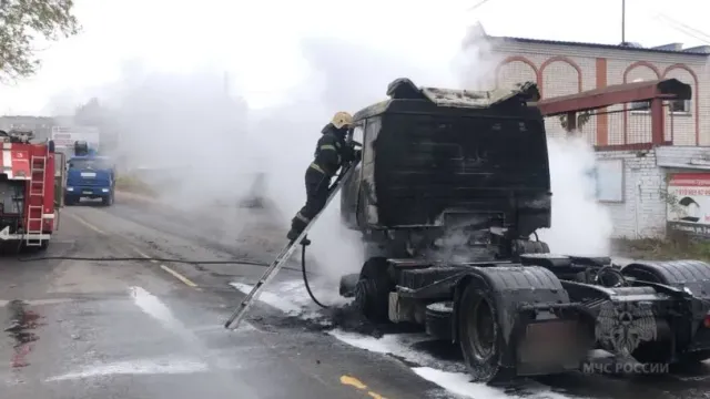 В Иванове на переезде загорелся грузовик