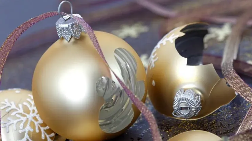 В Шуе вандалы разбили 15 авторских шаров ручной работы с новогодней елки