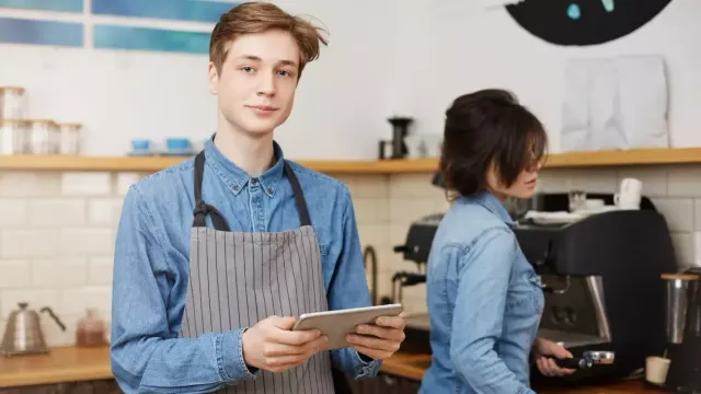 Подростки рвутся работать: Денег не хватает!