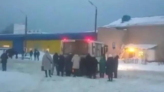 В Тейкове пожилым женщинам пришлось толкать рейсовый автобус
