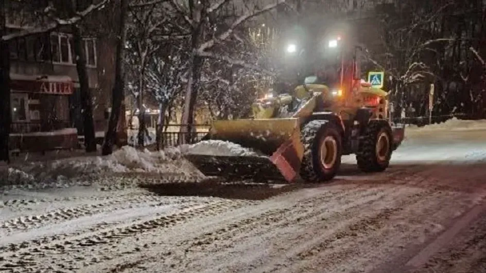 На дорогах в Иванове опять возник снежный коллапс На дорогах в Иванове опять возник снежный коллапс