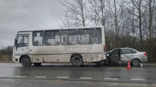 В Ивановском районе «Лада Гранта» врезалась в стоящий автобус