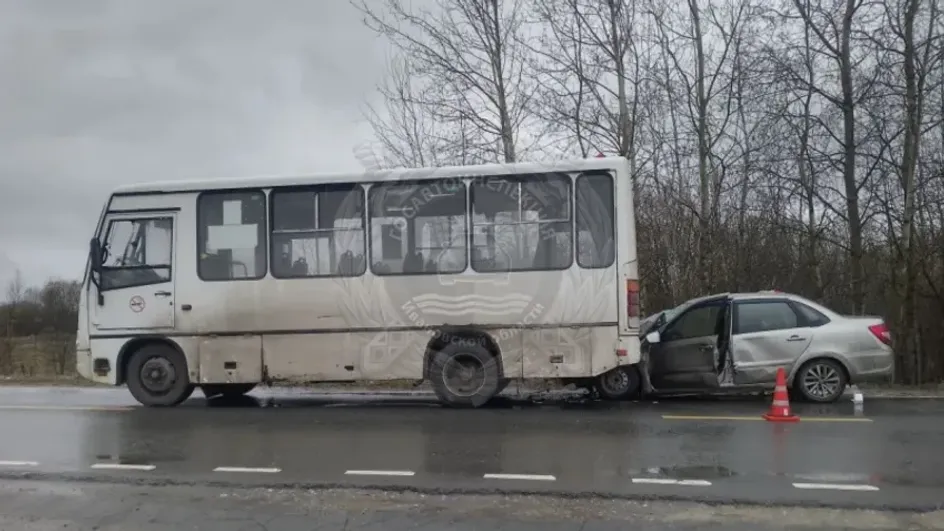 В Ивановском районе «Лада Гранта» врезалась в стоящий автобус