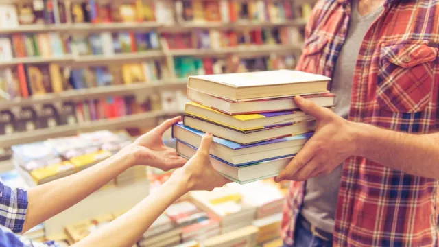 Самое читающее поколение: Кто скупает книги в России?