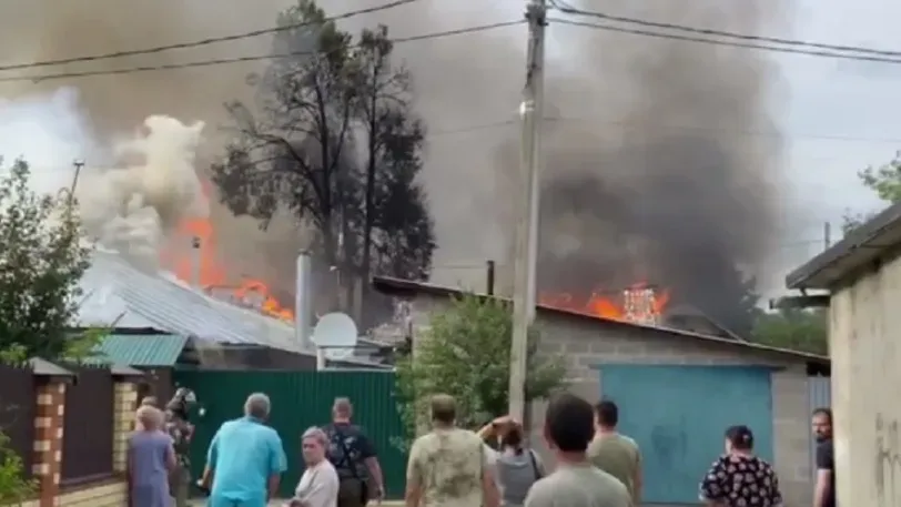 В Иванове 28 июня пожар уничтожил частный дом на две семьи, баню и гараж