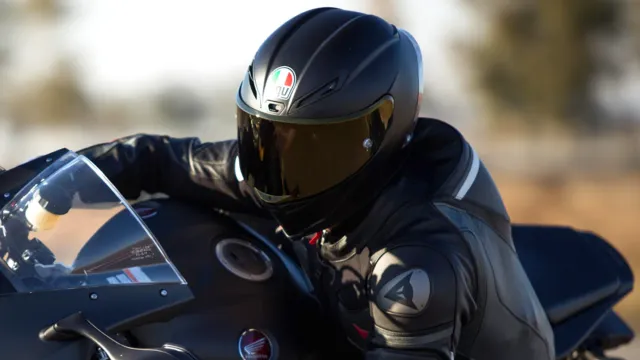 Мотоциклисты без шлемов начнут получать крупные штрафы