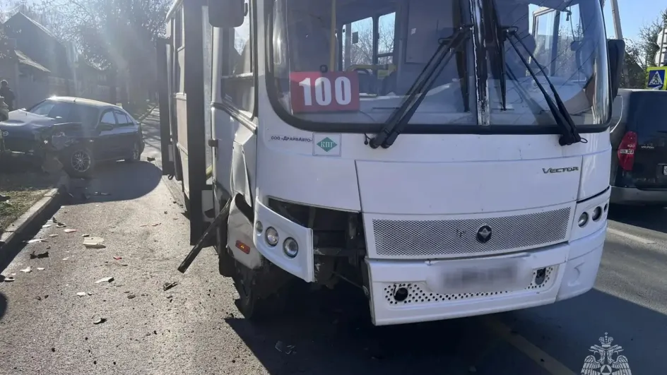 При столкновении с иномаркой в Иванове пострадали двое пассажиров автобуса