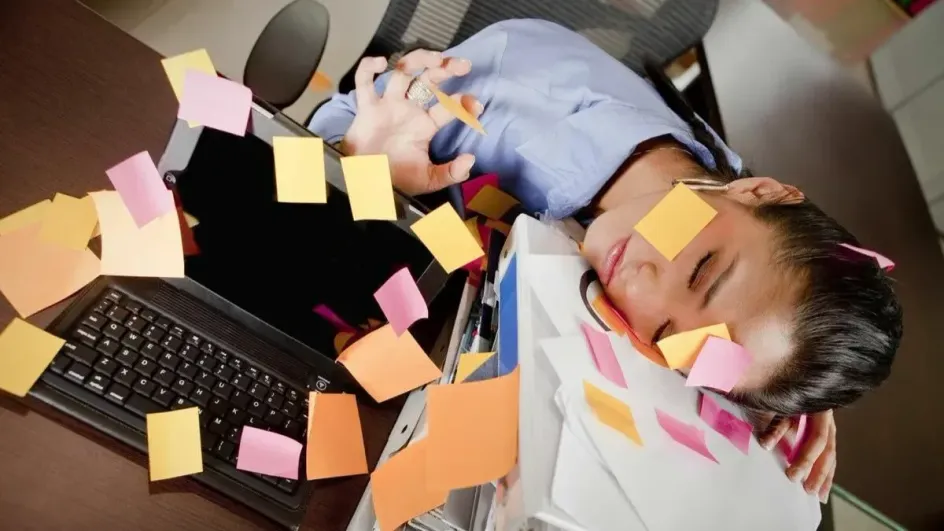 Названы отрасли, работники которых чаще всего перерабатывают