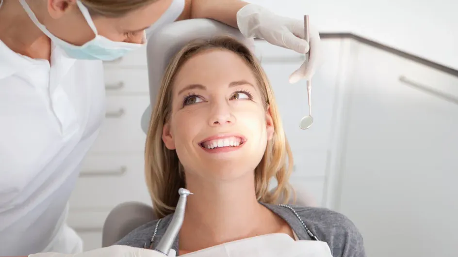 Россияне рассказали, сколько потратили на зубы в 2025 году