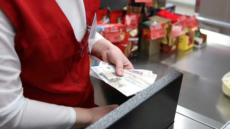 Россиян стали всё чаще просить платить «по-старинке»