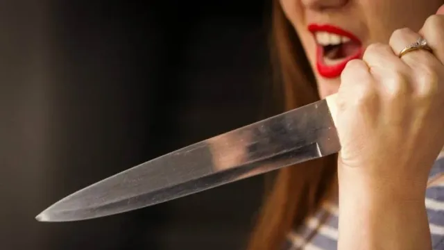 В Комсомольске женщина из ревности ударила себя ножом в живот