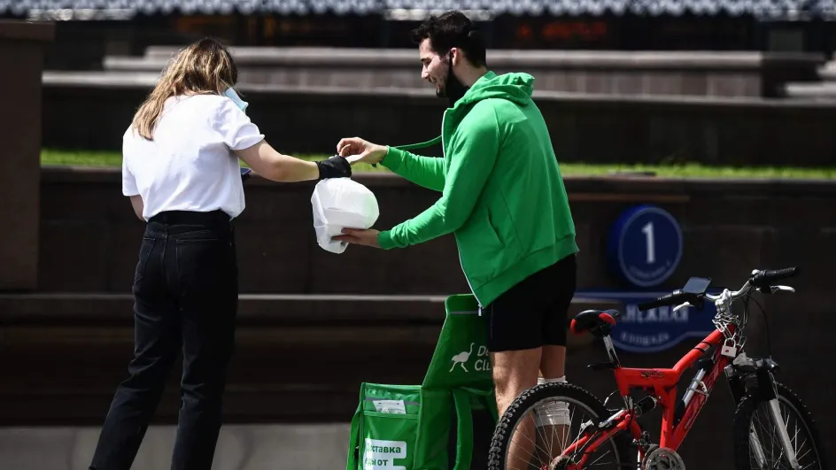 Стало известно, сколько россиян оставляют курьерам на чай