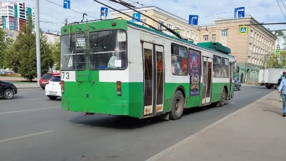 В Иванове водитель троллейбуса зажал дверьми коляску с ребенком