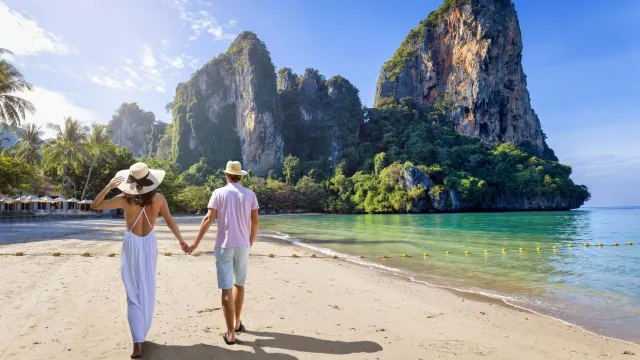 Платит мужчина: Женщины путешествуют бесплатно?