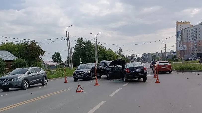 На ул. Хлебникова в Иванове при столкновении трех автомобилей пострадали два человека