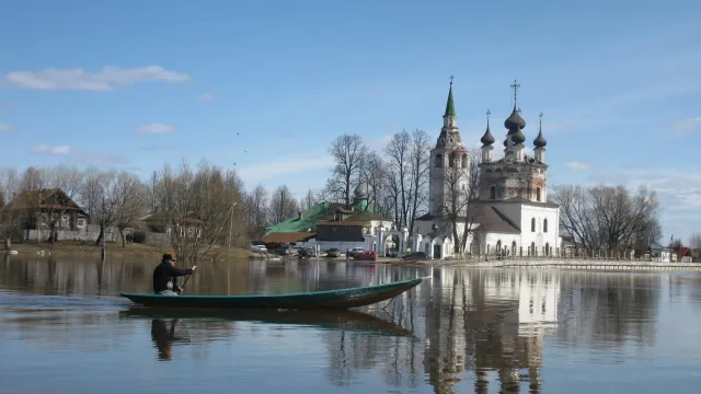 Историческое село Холуй в Ивановской области забирает река