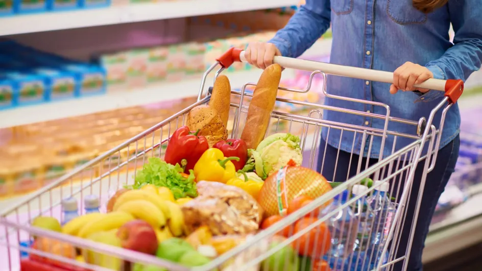 Стало известно, как сильно в России подорожали продукты для новогоднего стола