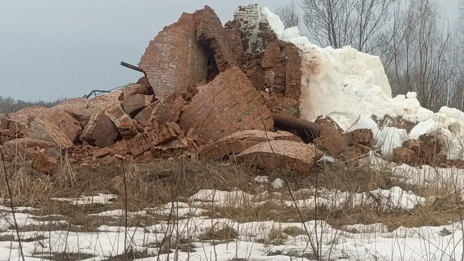 В Палехе Ивановской области рухнула водонапорная башня В Палехе Ивановской области рухнула водонапорная башня