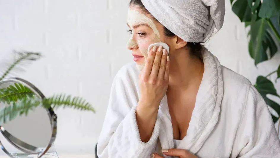 Стало известно, кто на самом деле поставляет косметику россиянкам