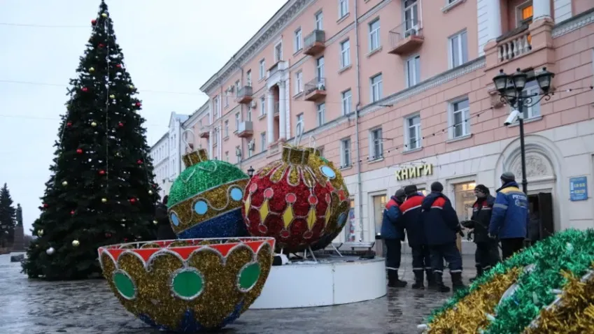 В Иванове приступили к украшению пл. Ленина к новогодним праздникам