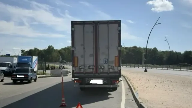Под Ивановом фура сбила сидевшего на бордюре парня