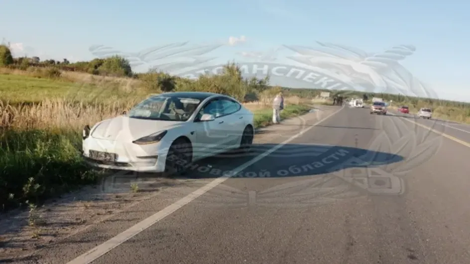 В Вичугском районе столкнулись Tesla протаранила «УАЗ Патриот» В Вичугском районе столкнулись Tesla протаранила «УАЗ Патриот»