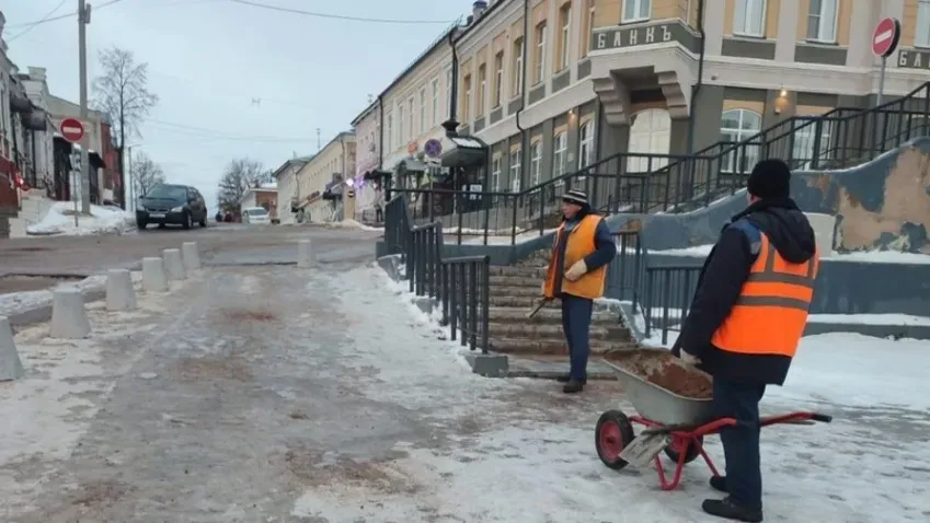 В Кинешме обрабатывают тротуары противогололёдным составом