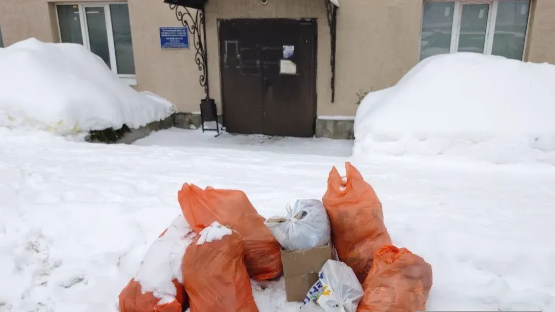 Жители двух деревень свезли свой мусор к офису регоператора ТКО в Иванове