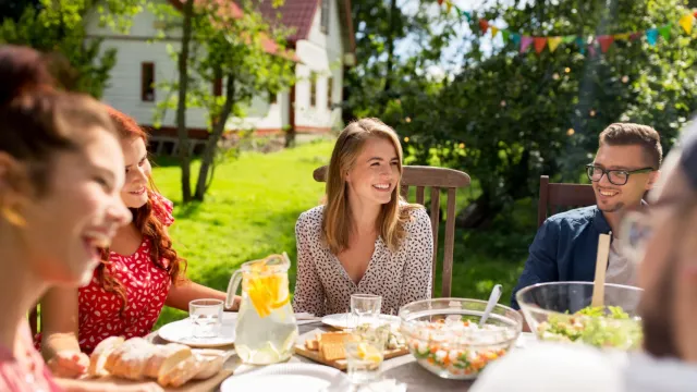 Россияне бегут за границу: Откуда у них деньги?