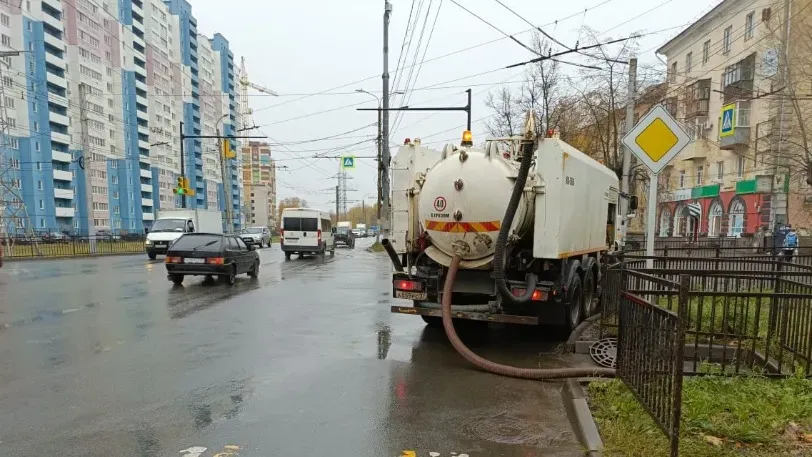 В Иванове коммунальщики устраняют последствия затяжных дождей